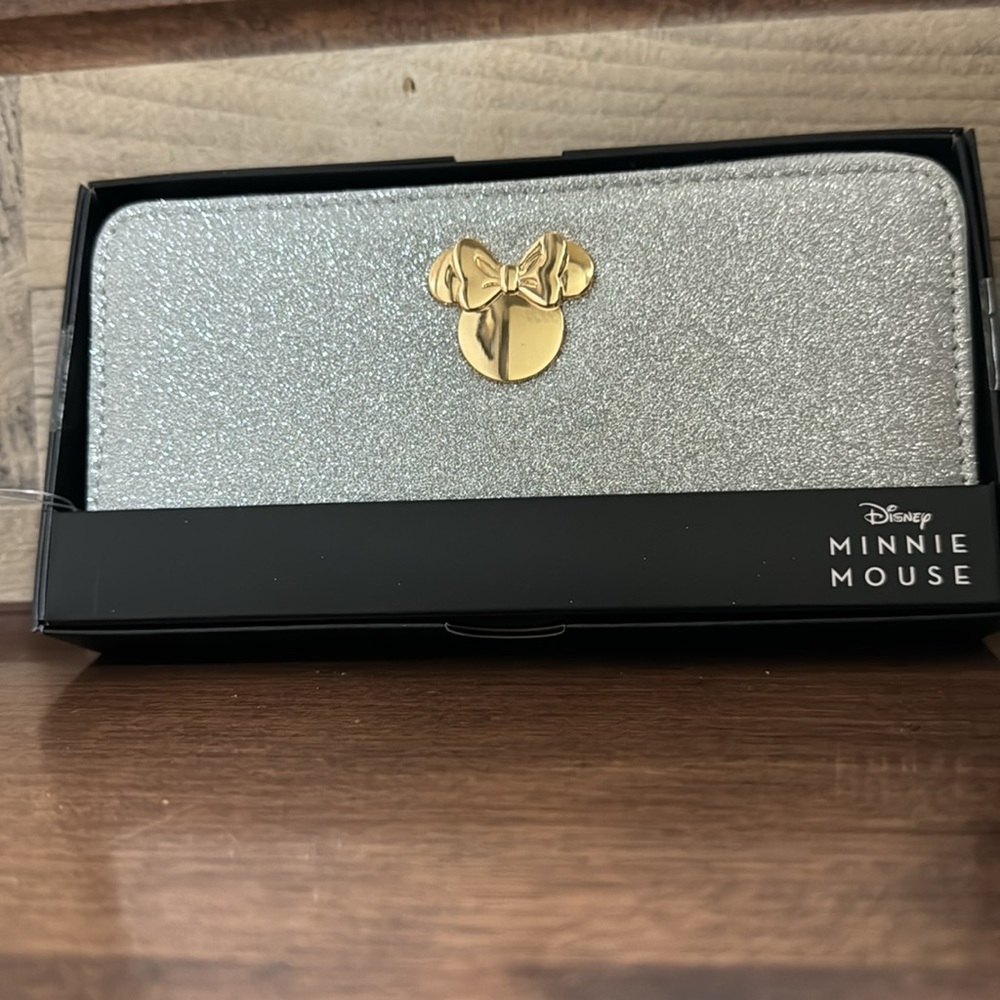 ✅  Cute 🥰 Minnie Mouse gorgeous shine silver wallet - NEW